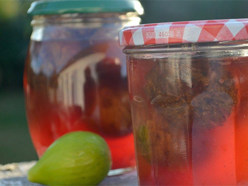 Conserves fruits au sirop, stérilisation en bocaux de figues