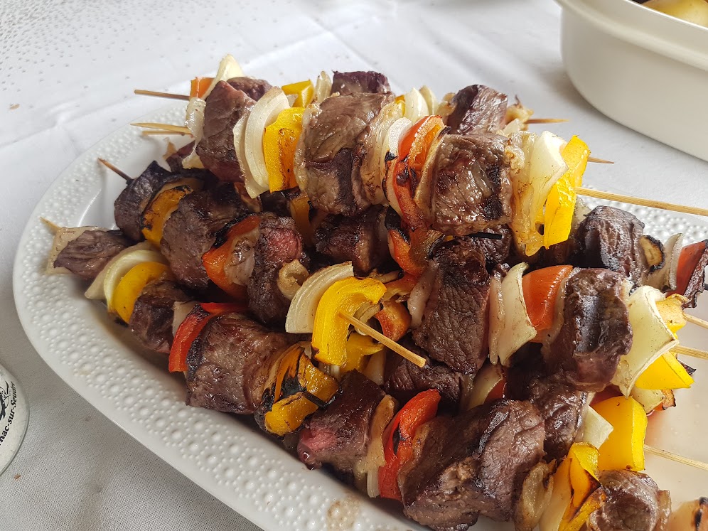 Brochettes de viande de bœuf (rumsteck) cuisson barbecue - Ça a Leyre bon