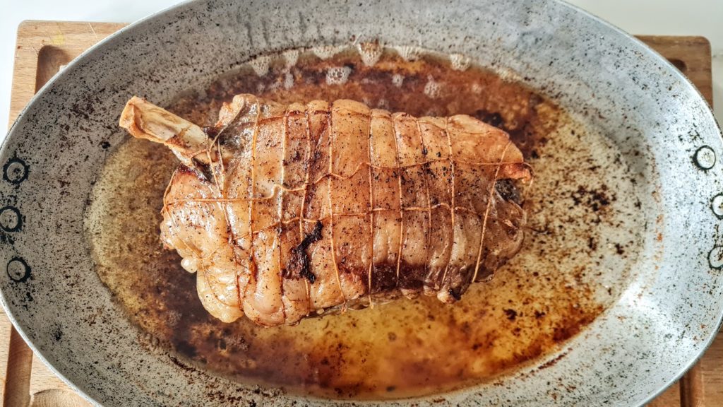 Épaule d'agneau entière rôtie au four, inratable - Ça a Leyre bon